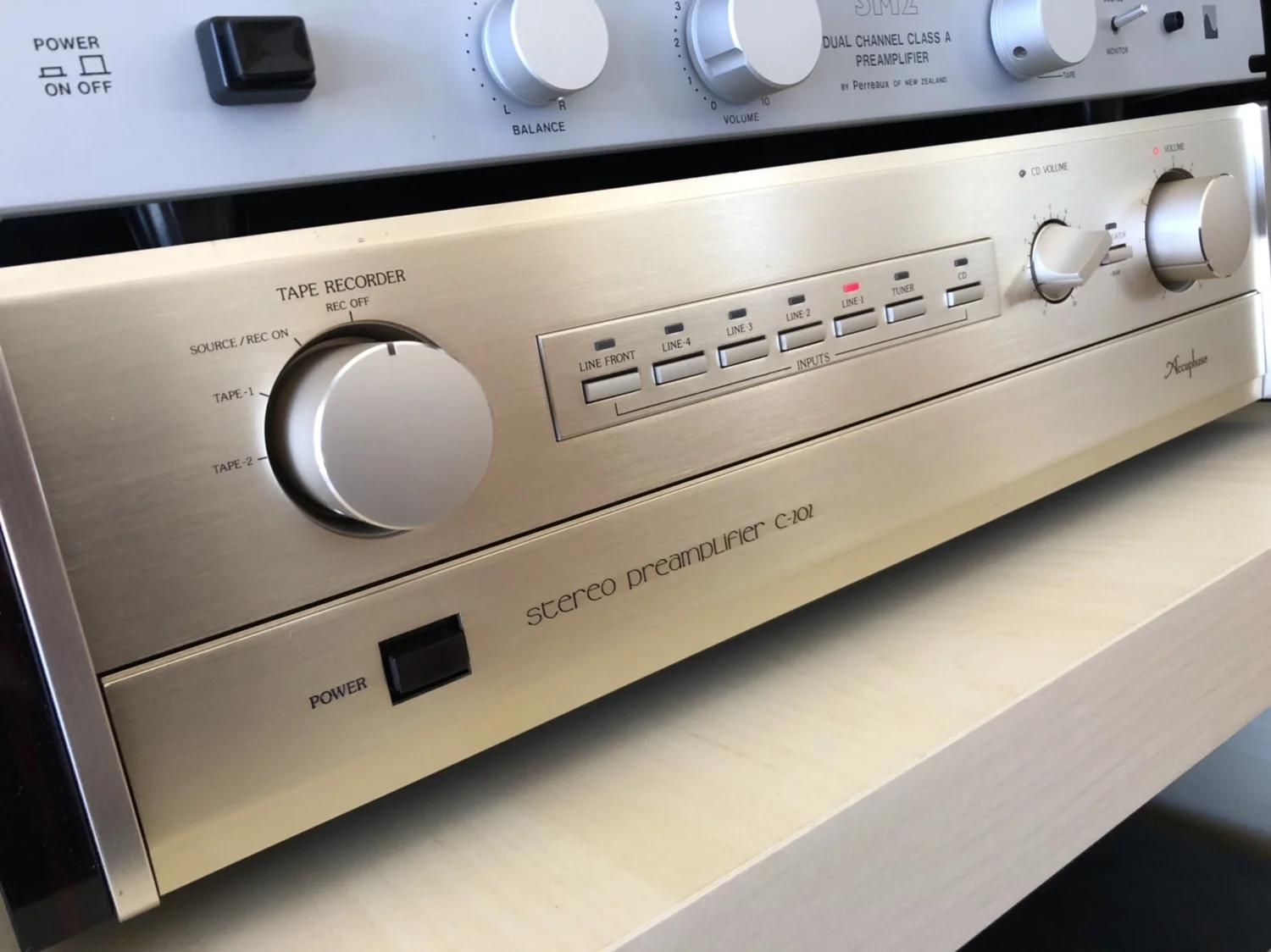 アキュフェーズ　アンプ　c-202 Accuphase C-202 Preamp Service & Review | LiQUiD AUDiO