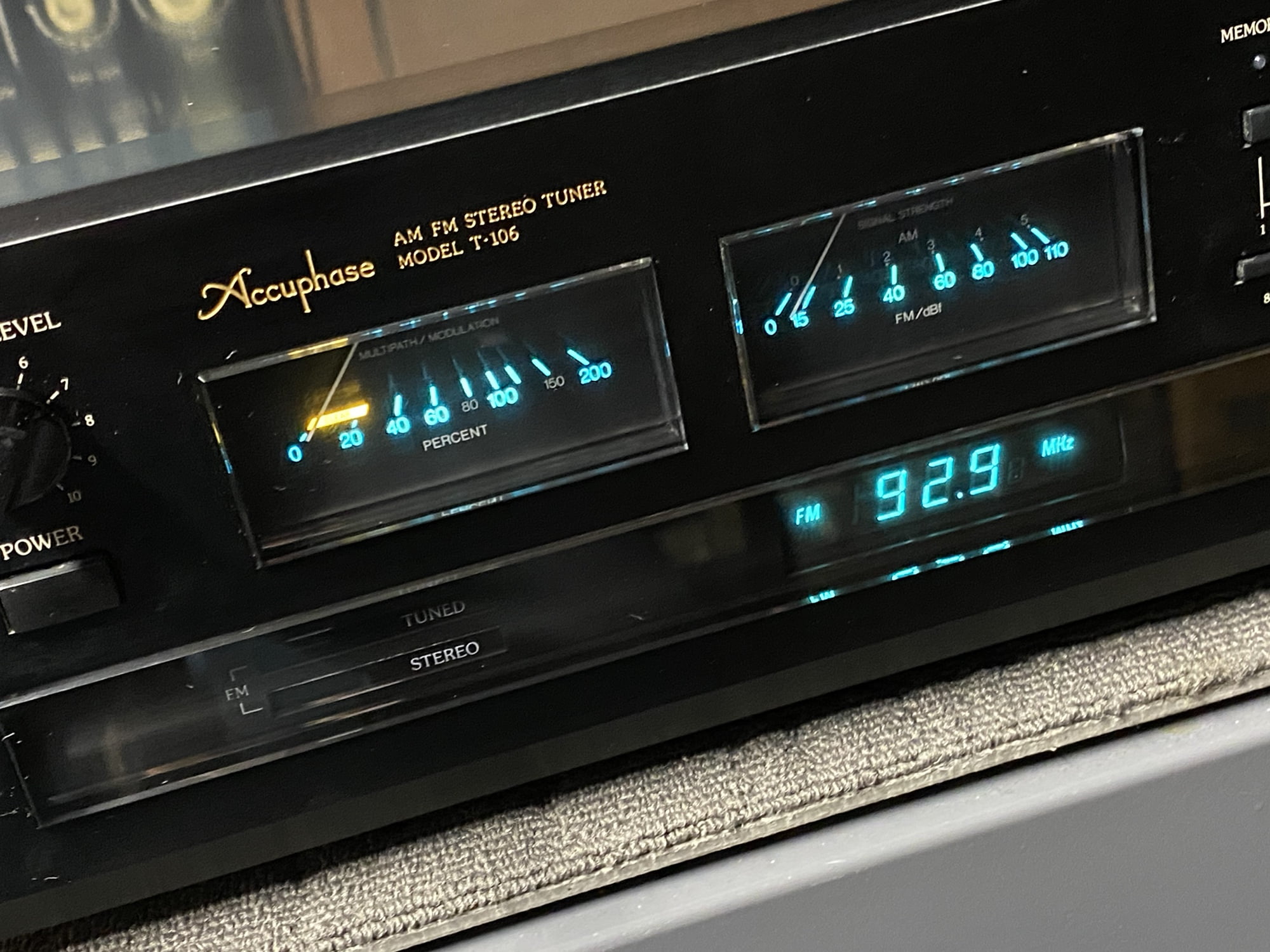 Accuphase T-106 