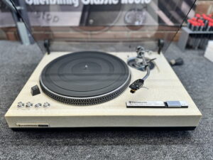 Stunning One-Owner Kenwood KD-500 Turntable For Sale! 1 img 2143