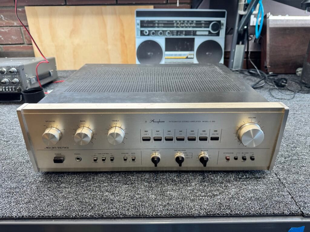 Accuphase E-205
on the bench