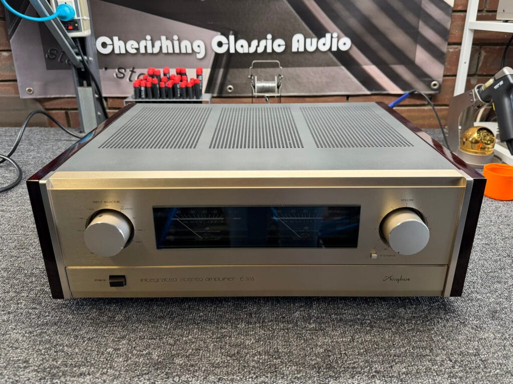 Accuphase E-305