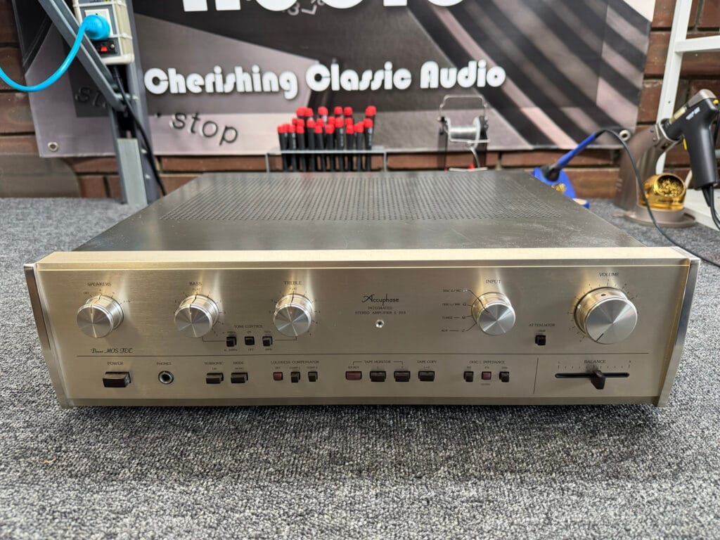 Accuphase E-203